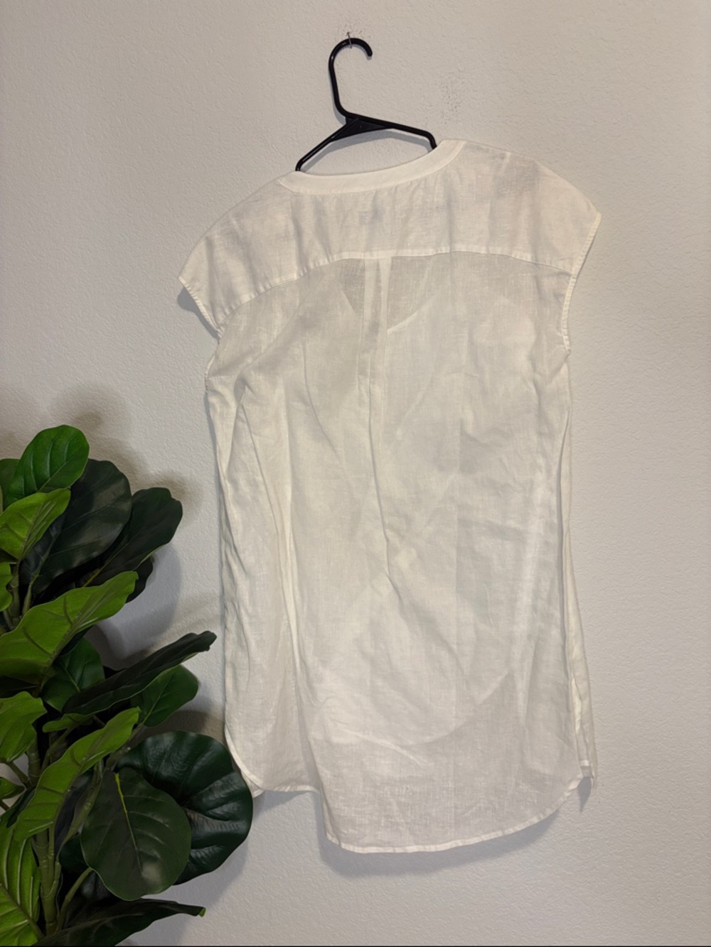 Vineyard Vines White Split V-Neck Cap Sleeve Tuni… - image 4